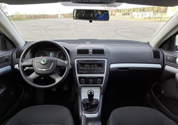 Skoda Octavia cena 24800 przebieg: 153000, rok produkcji 2009 z Pabianice małe 352